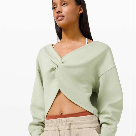 Lululemon Twist Back-to-Front Pullover
Green Fern-flawed - Picture 3 of 8